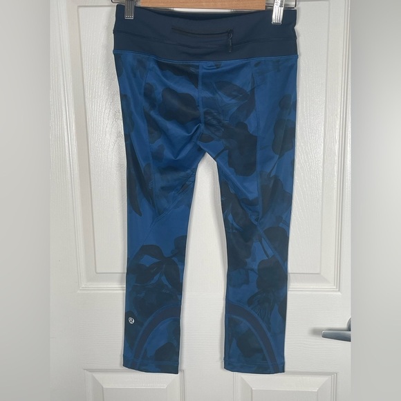 Lululemon Run Inspire Crop II Jumbo Inky Floral Blue Black Size 4 - Picture 12 of 12
